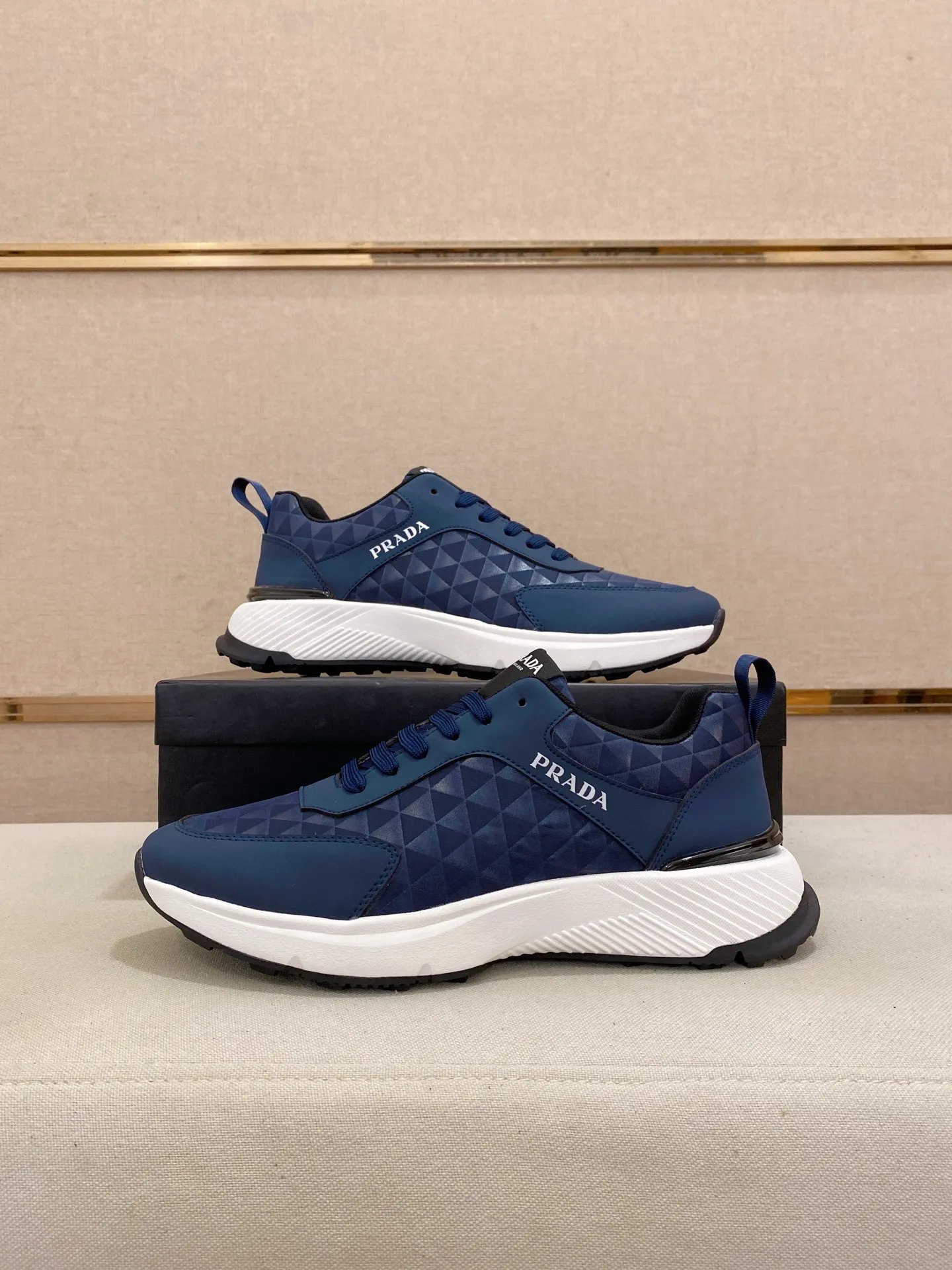 Men's shoes 💰 442💰 ✔️✔️✔️The new PRADA (Prada) counters are launched simultaneously. The new men's shoes and 😘fabrics are made of selected cowhide and waterproof and breathable fabrics. Lining: Breathable mesh lining. 👍🏿 High-end ☄️ air-cushion molded anti-slip rubber outsole, exquisite lines, simple and elegant, comfortable and high-end for leisure travel. Code number: 38 to 44 (45 can be customized and cannot be returned or exchanged)